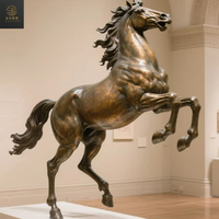 Sculpture de cheval grandeur nature en bronze peint sur mesure pour l'extérieur