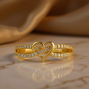 Anello di Fidanzamento Romantico Placcato Oro Naturale con Diamante Taglio Cuore e Diamanti Laterali per Donne H275 - Product Image 2