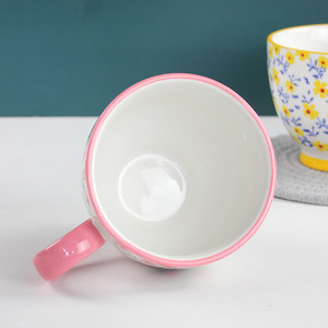 Taza de cerámica pintada con un diseño floral original, de alto valor estético, adecuada para el hogar, la oficina, el desayuno, el café, la leche o el agua. - Product Image 3
