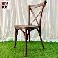 Chaises modernes en PP marron foncé à dossier croisé, mobilier commercial d'extérieur pour bistrot, fête, salle à manger, mariage, location de parcs