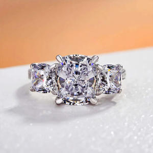 Anello di Fidanzamento Q637 per Donna in Oro Bianco con Diamante Taglio Radiant Colore D Naturale e Diamanti Laterali - Product Image 3