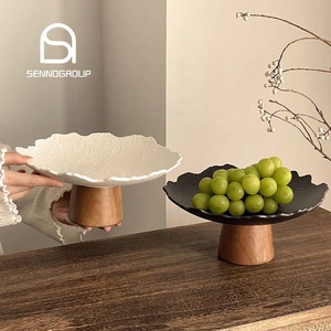 Assiettes créatives en céramique à bord irrégulier Base en bois Bols à collation décoratifs pour table Assiette à dessert pour gâteau et fruits - Product Image 1