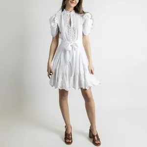 Lujo moda mujer personalizado verano manga corta blanco ojal blanco algodón encaje una línea con volantes cinturón Mini vestido para fiesta