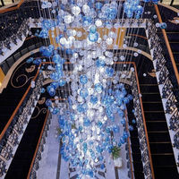 Escalier en spirale moderne de luxe à haut plafond, long escalier avec lustre en boules de verre