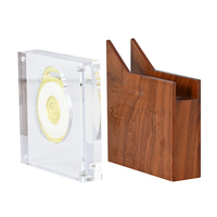 Récompense personnalisée en acrylique transparent de qualité supérieure avec socle en bois de noyer et médaille dorée 3D pour la reconnaissance des employés