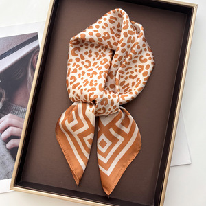 Nouvelle arrivée <span class=keywords><strong>AliExpress</strong></span> : Écharpe carrée tendance en polyester imitation <span class=keywords><strong>soie</strong></span> à imprimé léopard, 70 cm, pour l'été, les voyages et les activités de plein air - Product Image 3