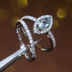 Anello tono argento unisex con design intarsiato scintillante, gioielli minimalisti alla moda per tutti i giorni - Product Image 1