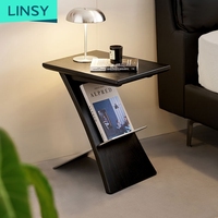 Mesa Auxiliar Irregular Moderna de Roble Rojo LINSY, Mesa Única en Forma de C con Porta Revistas para Sala de Estar y Dormitorio LS593J2-C