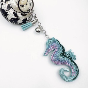 Nuevo y popular llavero de carabinero de terciopelo coreano con diseño de caballito de mar, llavero con diamantes de imitación, colgante para bolso, borla de cuero y gema de cristal marino - Product Image 3