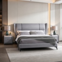 Lit double minimaliste italien en cuir véritable avec tête de lit haute capitonnée, lit à ailes grises pour chambre principale