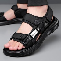 Semelle extérieure amortissante pour le talon, fermeture Velcro en trois sections, accents de logo élégants, créant une chaussure décontractée respirante et fonctionnelle.