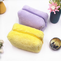 WAALUU Vente en gros de trousses de toilette et de maquillage personnalisées en peluche douce pour femmes, sac cosmétique à fermeture éclair en fausse fourrure avec logo, porte-monnaie en fausse fourrure