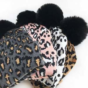 Gorros de Invierno Tejidos para Mujer, Niña y Bebé, con Estampado de Leopardo y Pompones, Color Negro, Cálidos para Otoño e Invierno - Product Image 3