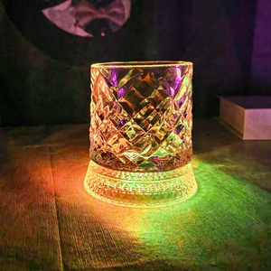 Venta al por mayor de fábrica: Vaso de whisky giratorio luminoso viral con posavasos iluminado para fiestas en discotecas, set de vasos para aliviar el estrés, a granel. - Product Image 3