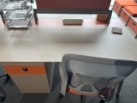 Poste de travail de bureau moderne pour 2 personnes face à face avec panneau de confidentialité en acrylique givré et chemin de câbles intégré