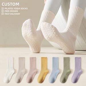 Chaussettes de sport antidérapantes en coton de haute qualité pour femmes, avec logo, grip personnalisé, pour yoga et pilates - Product Image 1