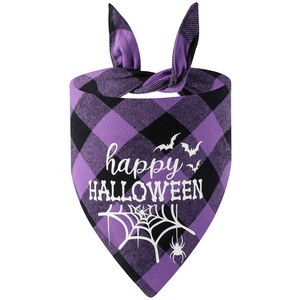 Écharpe et serviette triangulaire personnalisées pour chien - Accessoire lumineux réfléchissant à carreaux pour Halloween - Product Image 2
