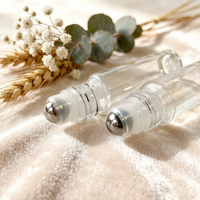 Vente en gros de flacons cylindriques en verre transparent givré de 5 ml et 10 ml, flacons vides pour huiles essentielles, rouleaux en acier inoxydable pour bouchons blancs