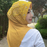 Luxuriöses muslimisches Kopftuch für Frauen: Aufwendige Stickerei, Strass und Perlen auf weichem Polyestergewebe. Elegantes, schlichtes Kopftuch.