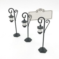 Porte-cartes de table style lampadaire vintage, élégant support de numéro de table en métal noir avec lanterne suspendue pour mariages et fêtes