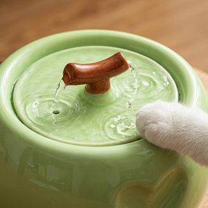 Fuente de agua para mascotas de cerámica con forma de manzana, dispositivo automático para beber para gatos y perros, desmontable y fácil de limpiar - Product Image 4