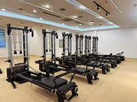 Hochwertiger Spiral-Turmrahmen Pilates Reformer Tragbares Gerät für Pilates-Studios Multifunktional 3 Jahre Garantie
