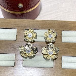 Pendientes de tuerca de aleación de zinc con forma de flor a la moda, con engaste de canal, joyería exquisita para mujer, accesorios de moda para fiestas que combinan con todo. - Product Image 4