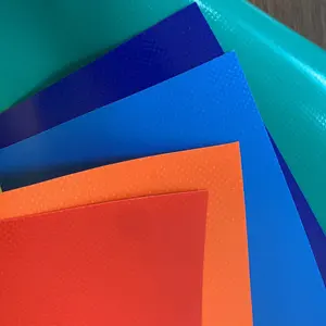 قماش من الفينيل مغلف بـ PVC لأداء شاق قماش مطبوع 18 أونصة 600GSM بألوان أزرق وأحمر وأصفر وأبيض وأرتقالي وأسود وأرمادي