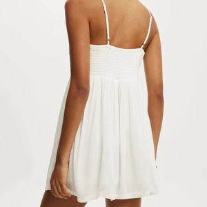 Vestido de mujer de longitud mini, formal, vintage, con encaje bordado y lunares, con escote de tirantes y hombros descubiertos. - Product Image 5