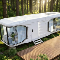 Maison-capsule de camping moderne et luxueuse en structure acier préfabriquée, avec système intelligent, type villa ou cabane conteneur