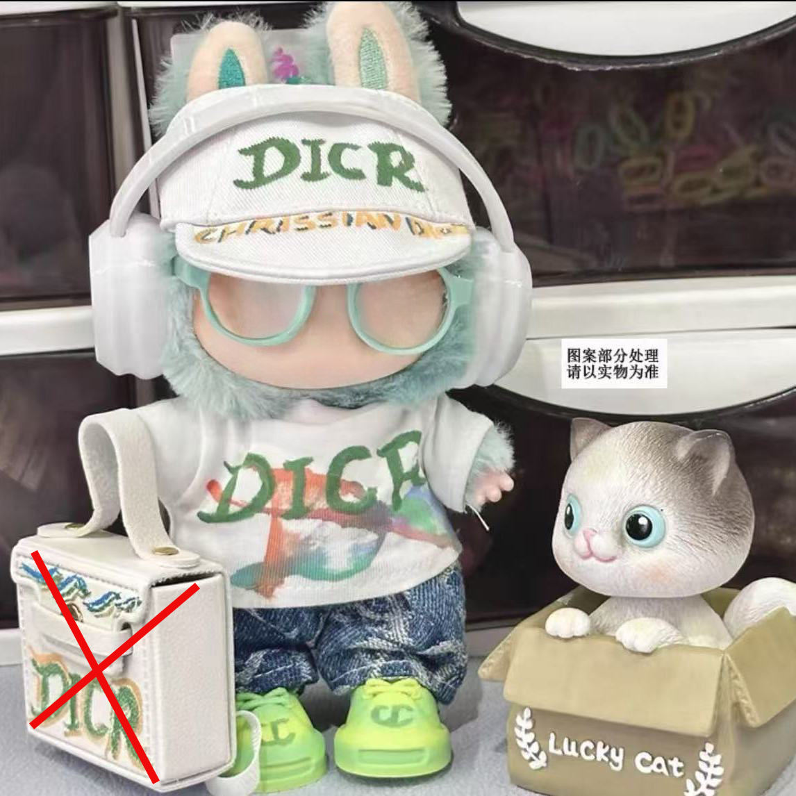 Sombrero, camiseta, pantalones, auriculares, ojos [sin muñeca]