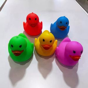 Pato Flotante de Vinilo para Baño y Playa, de Plástico Multicolor, con Logotipo Personalizado en Color Amarillo, para Niños - Product Image 2