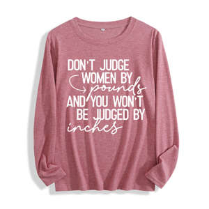 T-shirt à manches longues pour femme en tissu doux avec citation graphique « Ne jugez pas les femmes par leur poids » disponible en plusieurs couleurs - Product Image 3
