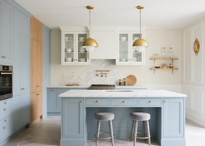 Cucina francese Country a forma di <span class=keywords><strong>L</strong></span>: armadi Shaker <span class=keywords><strong>blu</strong></span> morbidi, unità superiori con facciata in vetro, <span class=keywords><strong>isola</strong></span> rifinita in ottone, angolo da pranzo accogliente - Product Image 6