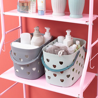 Panier de rangement en plastique en forme de cœur à main Panier de lavage de bain creux pour petits espaces
