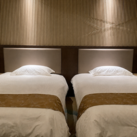 Ensemble clé en main de mobilier de chambre d'hôtel : lits jumeaux, tête de lit, panneau mural, console, banc – Solution FF&E complète pour hôtels