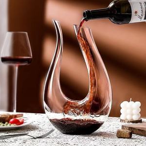 Carafe à <span class=keywords><strong>vin</strong></span> élégante en cristal en forme <span class=keywords><strong>de</strong></span> U avec poignée pratique, <span class=keywords><strong>aérateur</strong></span> à <span class=keywords><strong>vin</strong></span> en verre <span class=keywords><strong>de</strong></span> haute qualité pour bar à domicile <span class=keywords><strong>de</strong></span> luxe et restaurant - Product Image 1