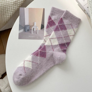 Chaussettes personnalisées <span class=keywords><strong>en</strong></span> argyle pour femmes, chaudes pour l'hiver, <span class=keywords><strong>en</strong></span> mélange de <span class=keywords><strong>laine</strong></span>, motif losanges, style vintage preppy, chaussettes mi-hautes duveteuses effet <span class=keywords><strong>mohair</strong></span>, vente <span class=keywords><strong>en</strong></span> gros - Product Image 6