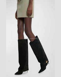 Bottes hautes pour femme en cuir de veau avec plaque dorée, talon aiguille, effet soufflet 95 mm, en daim UMA, à revers, style bottes au-dessus du genou - Product Image 3