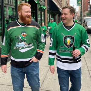 Camiseta de hockey personalizada para el Día de San Patricio, camiseta irlandesa de hockey sobre hielo con nombre y número, regalo unisex para adultos del equipo - Product Image 3