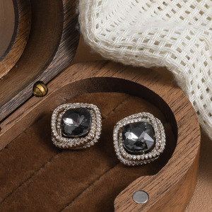 Pendientes de circonita chapados en oro de estilo francés, diseño cuadrado geométrico de cobre, joyería de regalo de alta gama para mujer - Product Image 5