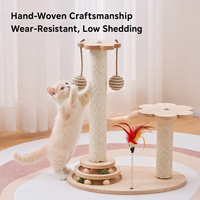 Jouet interactif pour chat 8-en-1 en bois avec griffoir en sisal, balles suspendues, plumes, piste rotative et balles de catnip