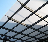 Feuille de polycarbonate givré diffusant la lumière de 2mm, couche dure résistante au feu, échantillon gratuit pour toits design moderne pour hôtels et parcs