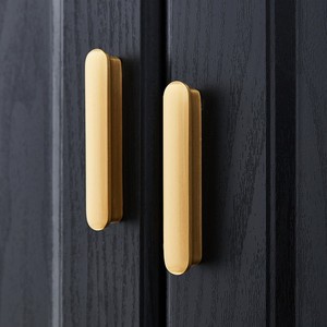 Tiradores de latón dorados para armarios y cajones, diseño simétrico para puertas de muebles, herrajes para gabinetes de cocina y vestidores. - Product Image 4