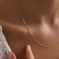 Collar EManco con Letra E Personalizada, Dije de Flor Rosa, Cadena de Cable Chapada en Oro, Joyería Moderna para Uso Diario, Cumpleaños, Aniversario, Festivales