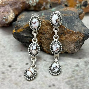 Boucles d'oreilles pendantes en argent sterling faites à la main avec magnésite motif cheval sauvage, bijoux pour femmes, cadeau - Product Image 1