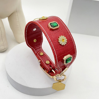 Collier pour chien en cuir véritable, motif crocodile rouge gaufré, boucle ornée de strass, pierres vertes taille émeraude, clous décoratifs marguerite pour chiens de petite et moyenne taille