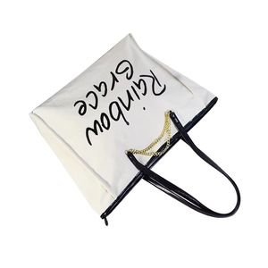 Bolso de mano de lona con asa, estilo moderno con patrón de letras y logotipo, ideal para playa y viajes, color y logotipo personalizables. - Product Image 3