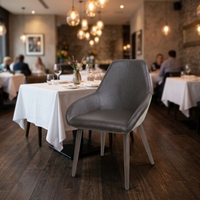Chaise de salle à manger élégante en bois grainé avec structure métallique et revêtement en cuir PU massif pour l'hôtellerie
