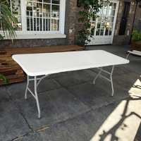 Ensemble de table et de chaises pliantes tendance pour l'extérieur, pour la salle à manger, le salon, le parc, l'hôtel, l'entrepôt, la cour ou l'hôpital